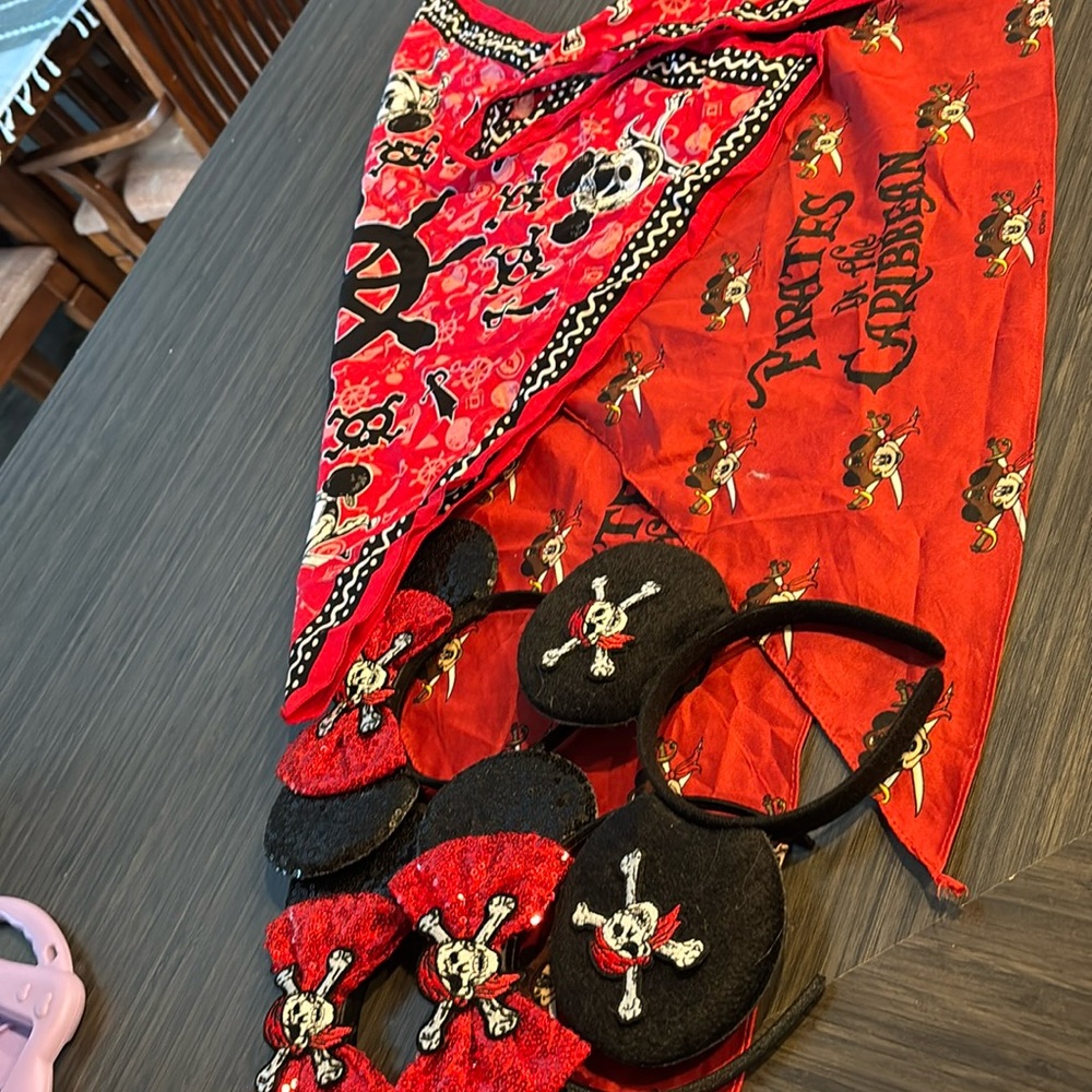 4 Mickey Mouse pirate bandannas
4 Disney ears pirate themed